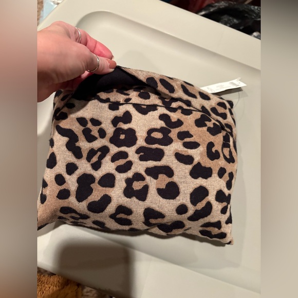 Chico’s Animal Print Reversible Travel Wrap Rauna with travel bag. - Picture 3 of 10